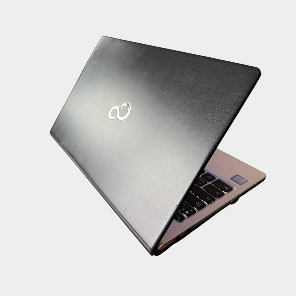 Fujitsu S938 dešinė pusė, USB ir LAN jungtys