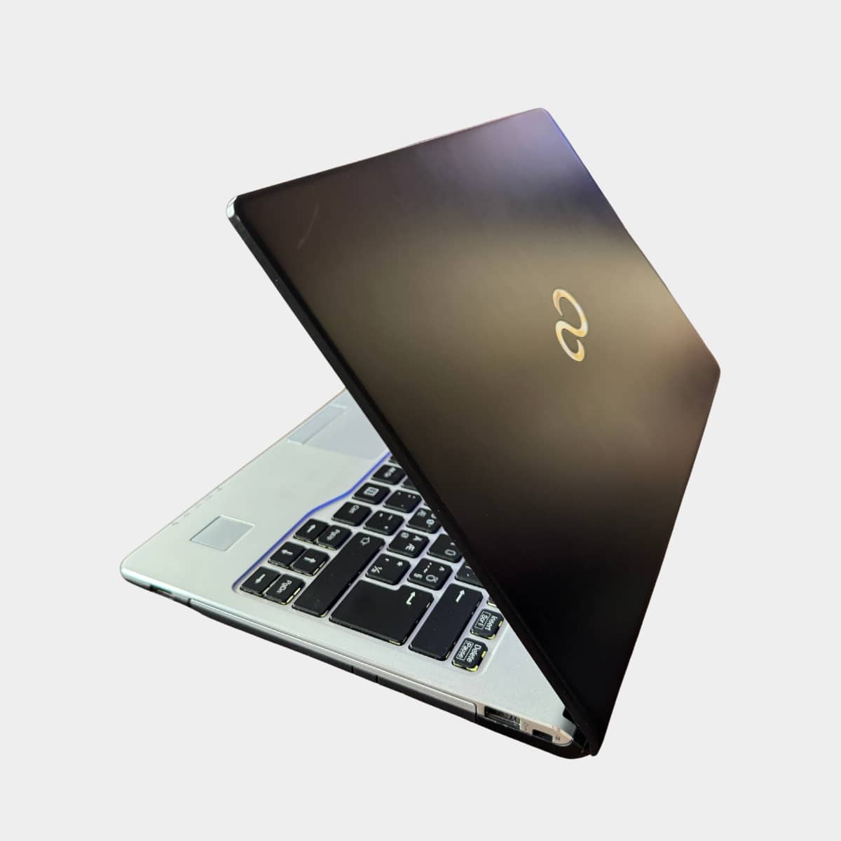 Fujitsu S938 kairė pusė, USB ir HDMI jungtys