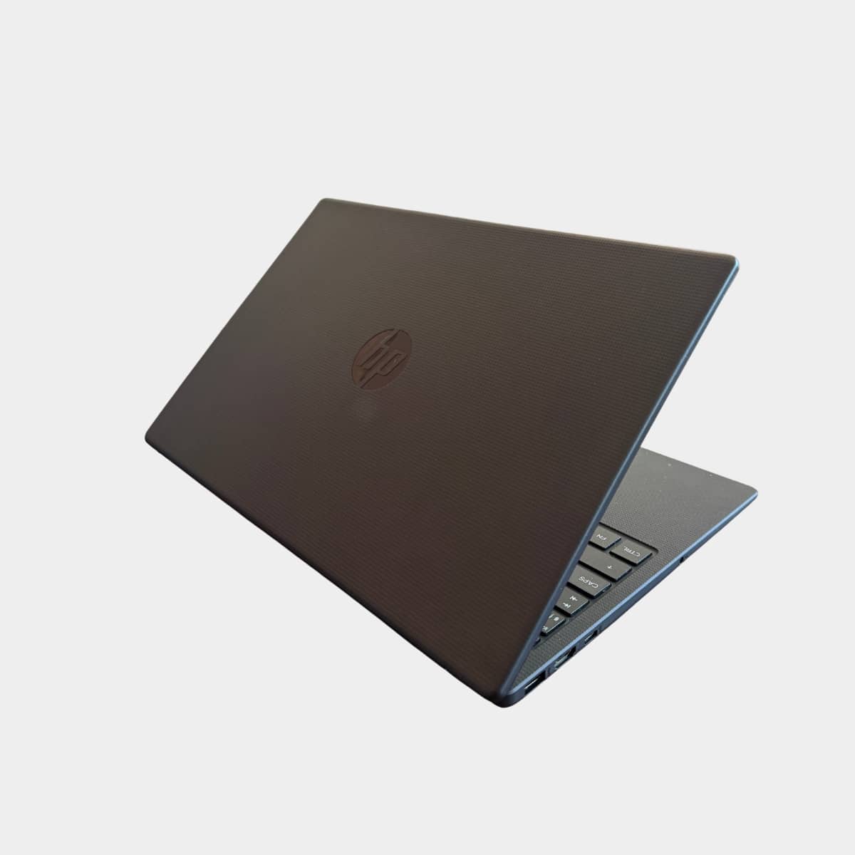 HP 15-fd0827no kairė pusė, USB-C ir HDMI jungtys