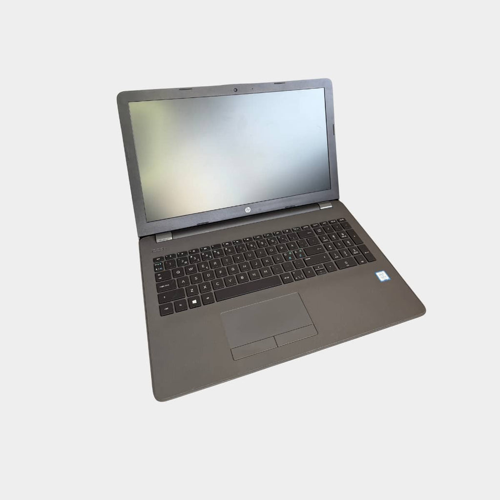 HP 250 G6 i3-7020U 8GB RAM 128GB SSD – universalus nešiojamas kompiuteris, vaizdas iš priekio (atidarytas)