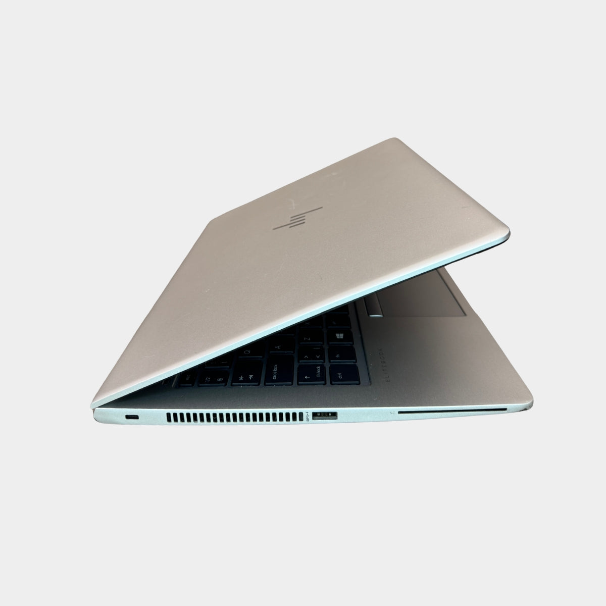 HP EliteBook 735 G5 kairė pusė, USB-C ir HDMI jungtys