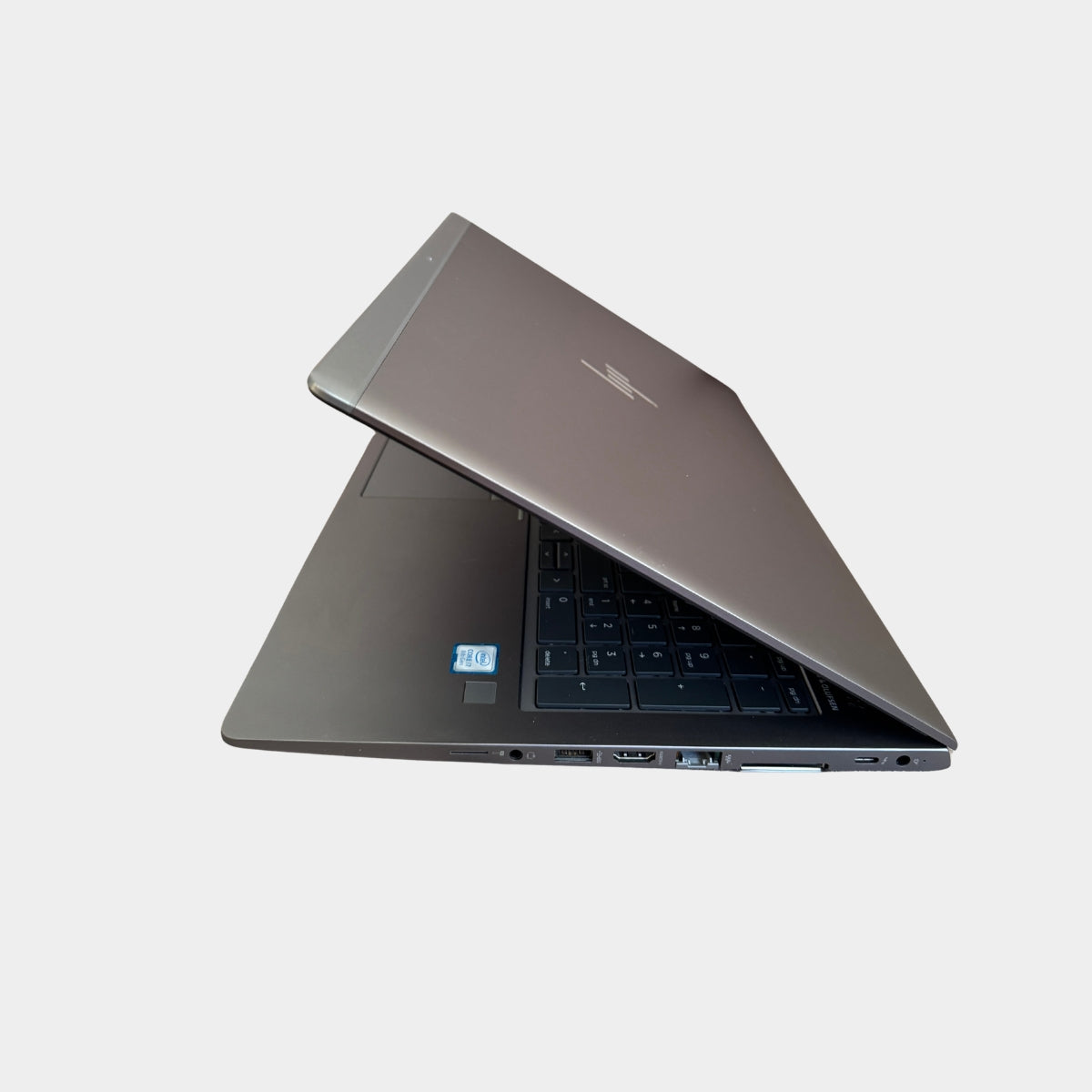 HP ZBook 15u G6 kairė pusė, USB-C ir HDMI jungtys