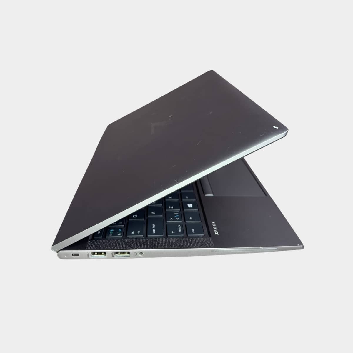 HP ZBook Firefly 14 G7 dešinė pusė, USB ir audio jungtys