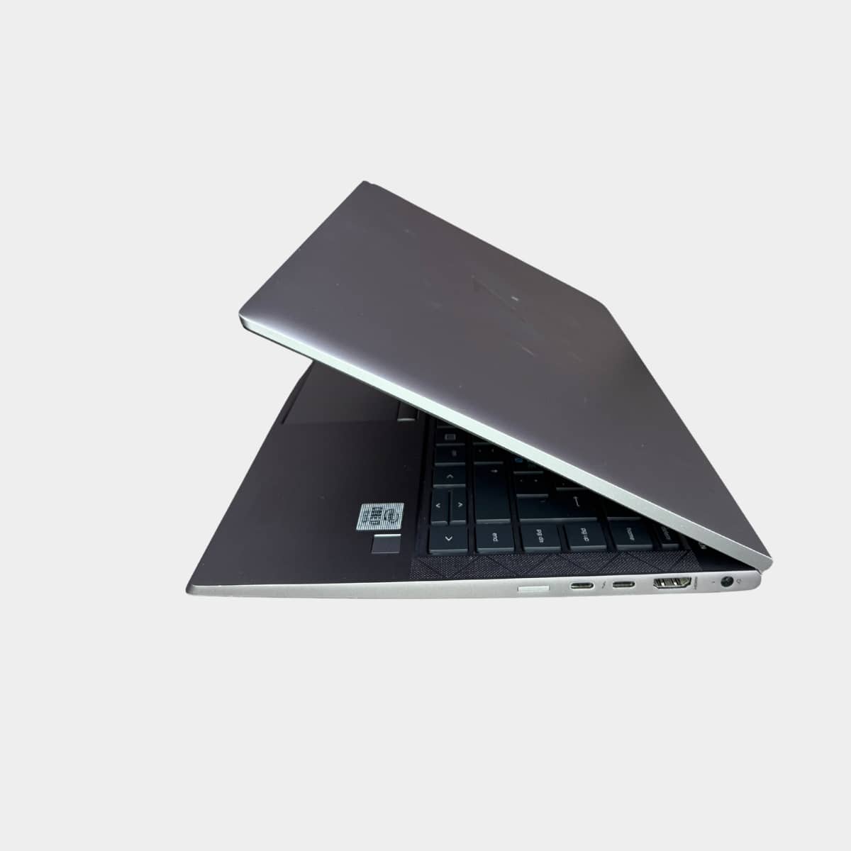 HP ZBook Firefly 14 G7 kairė pusė, USB-C ir HDMI jungtys