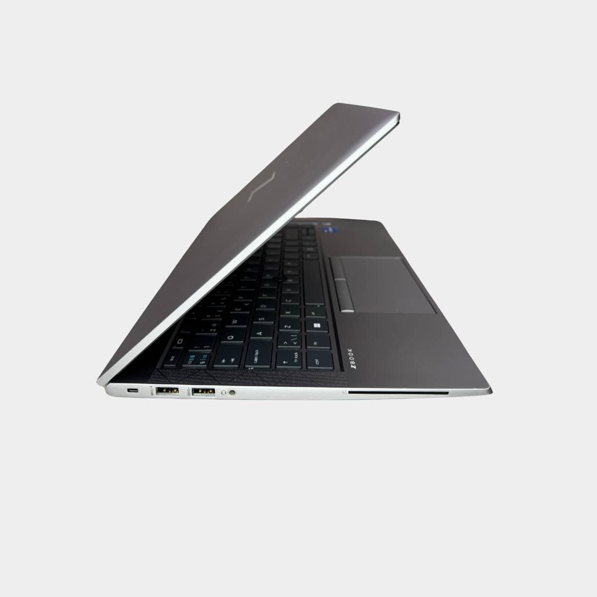 HP ZBook Firefly 14 G8 dešinė pusė su USB ir ausinių lizdu