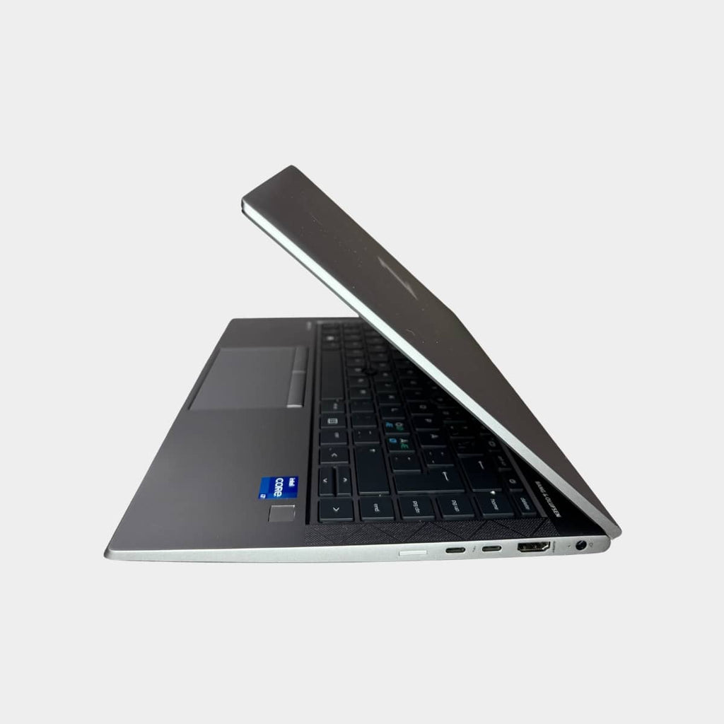 HP ZBook Firefly 14 G8 kairė pusė su USB-C ir HDMI jungtimis