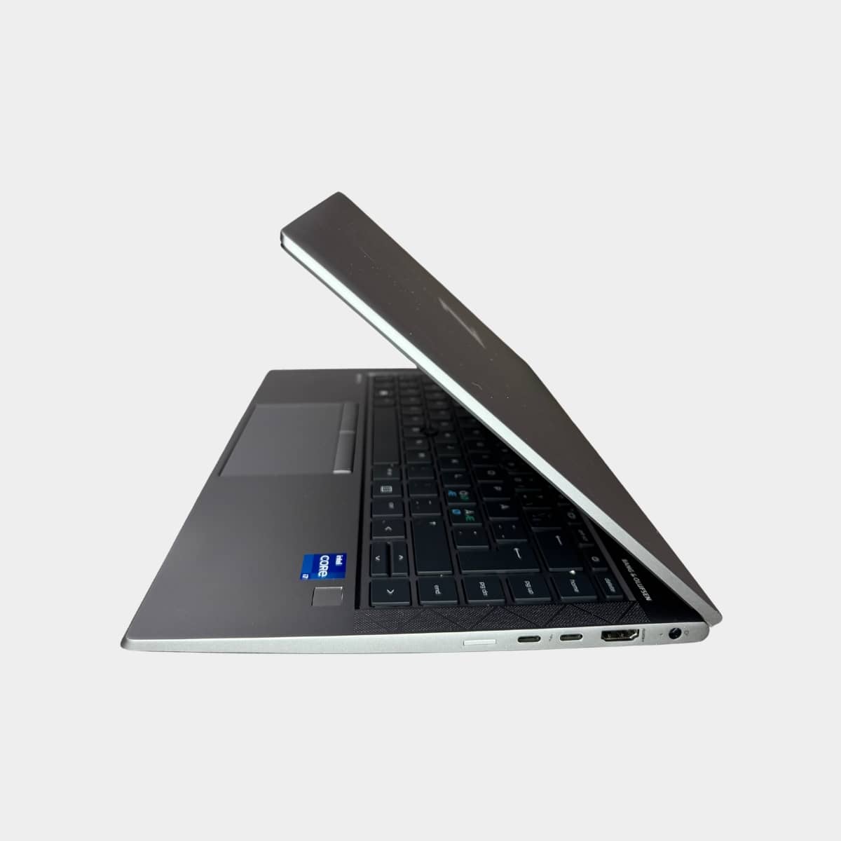 HP ZBook Firefly 14 G8 kairė pusė su USB-C ir HDMI jungtimis