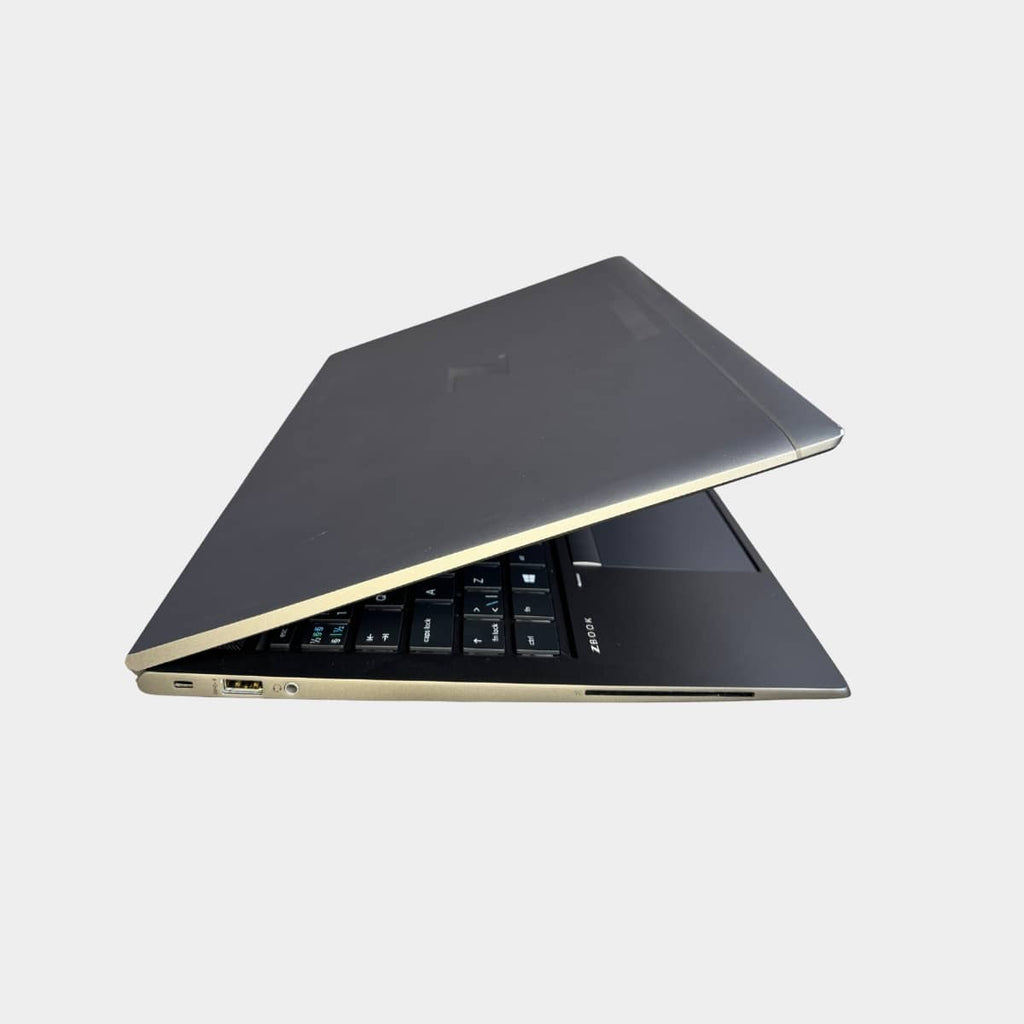 HP ZBook Firefly 15 G8 dešinė pusė, USB workstation klase