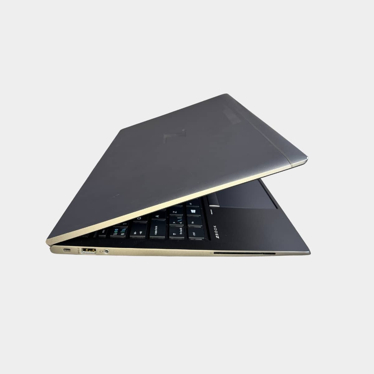 HP ZBook Firefly 15 G8 dešinė pusė, USB workstation klase