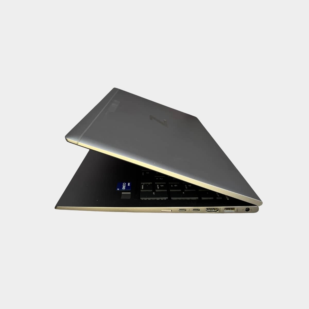 HP ZBook Firefly 15 G8 kairė pusė, USB-C Thunderbolt ir HDMI jungtys