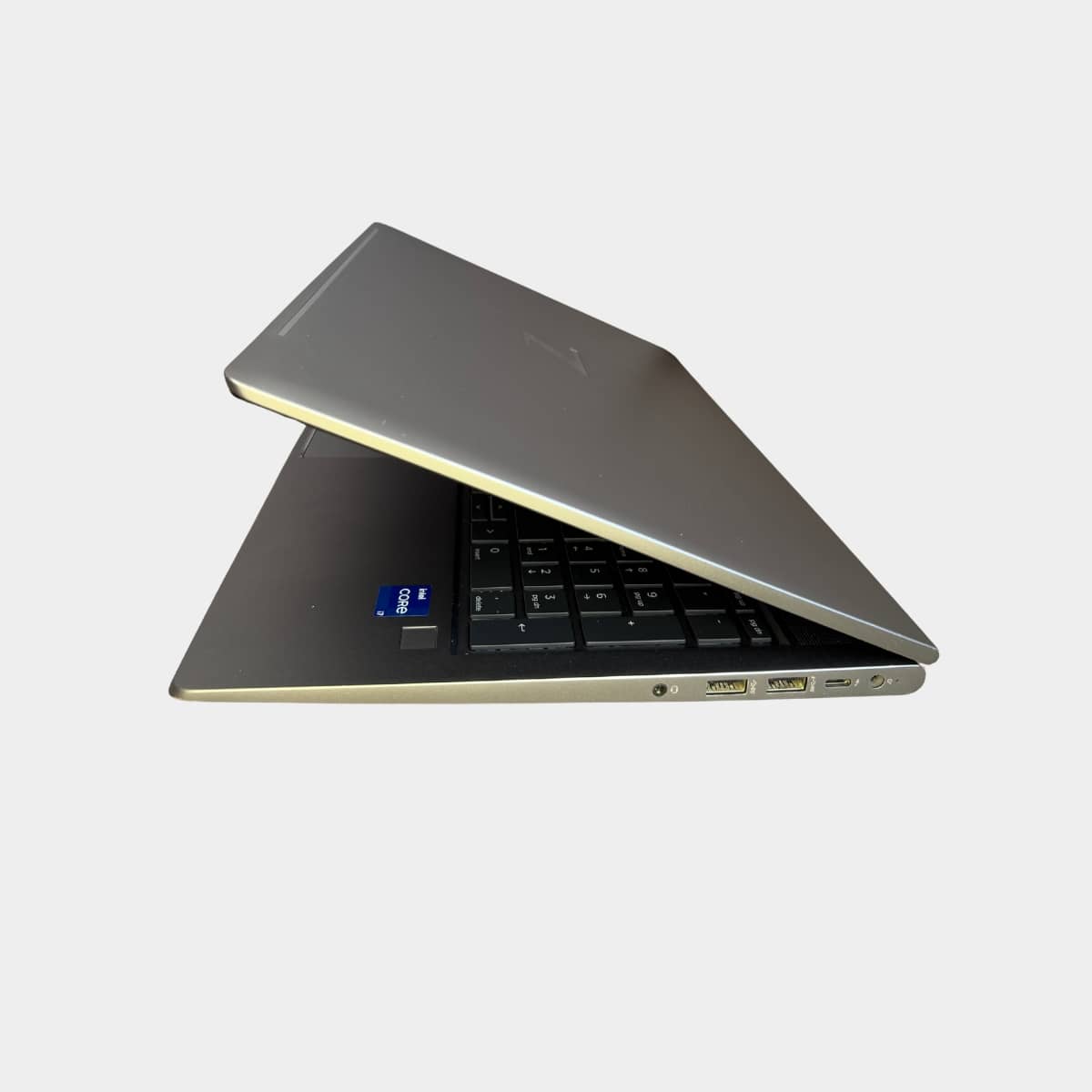 HP ZBook Power G8 dešinė pusė, USB ir LAN jungtys