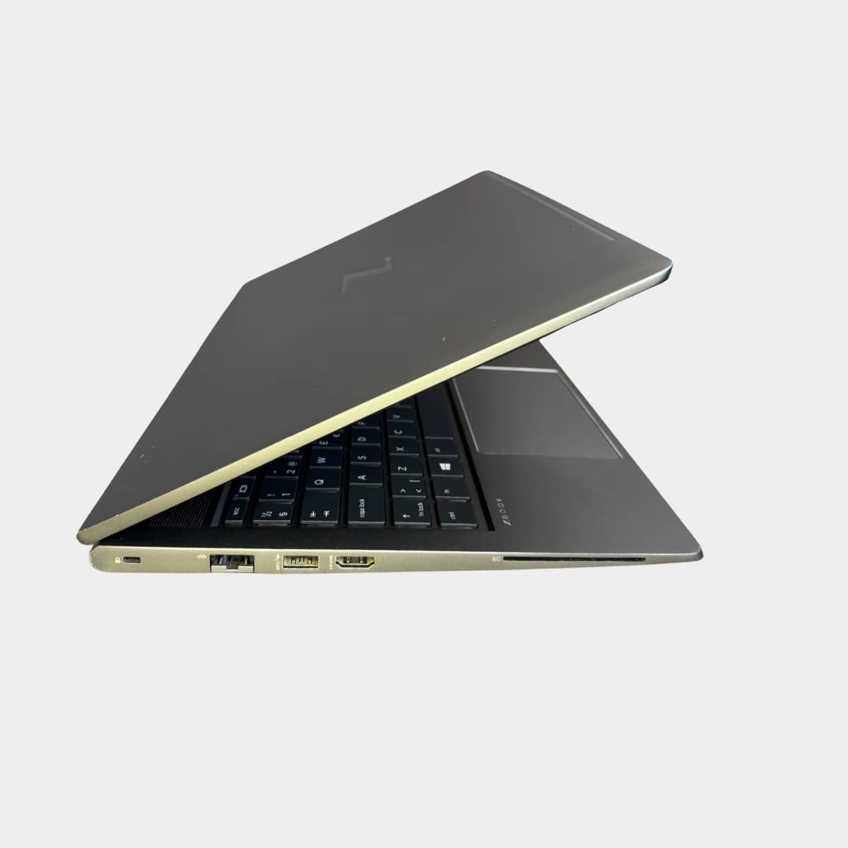 HP ZBook Power G8 kairė pusė, USB-C ir HDMI jungtys