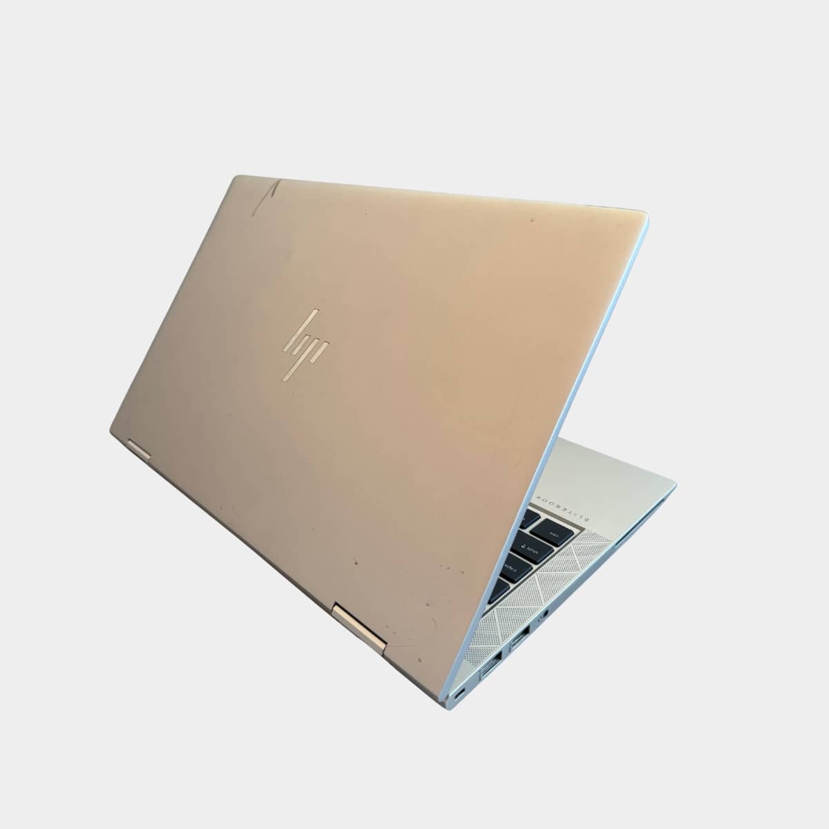 HP EliteBook x360 830 G8 dešinė pusė, USB ir audio jungtys
