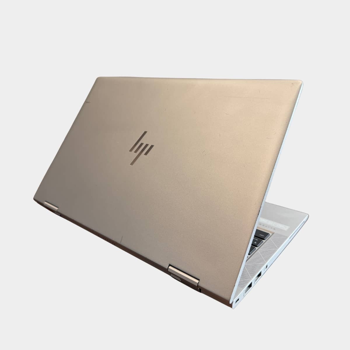 HP EliteBook x360 830 G8 kairė pusė, USB-C ir HDMI jungtys