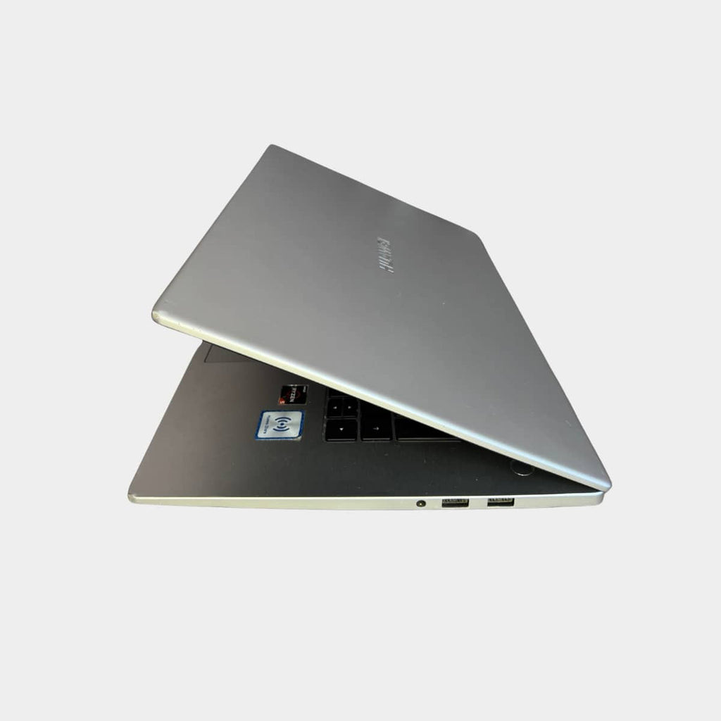 Huawei Matebook D15 ryzen 5 8gb ram 256gb ssd windows 11
pasuktas i kaire