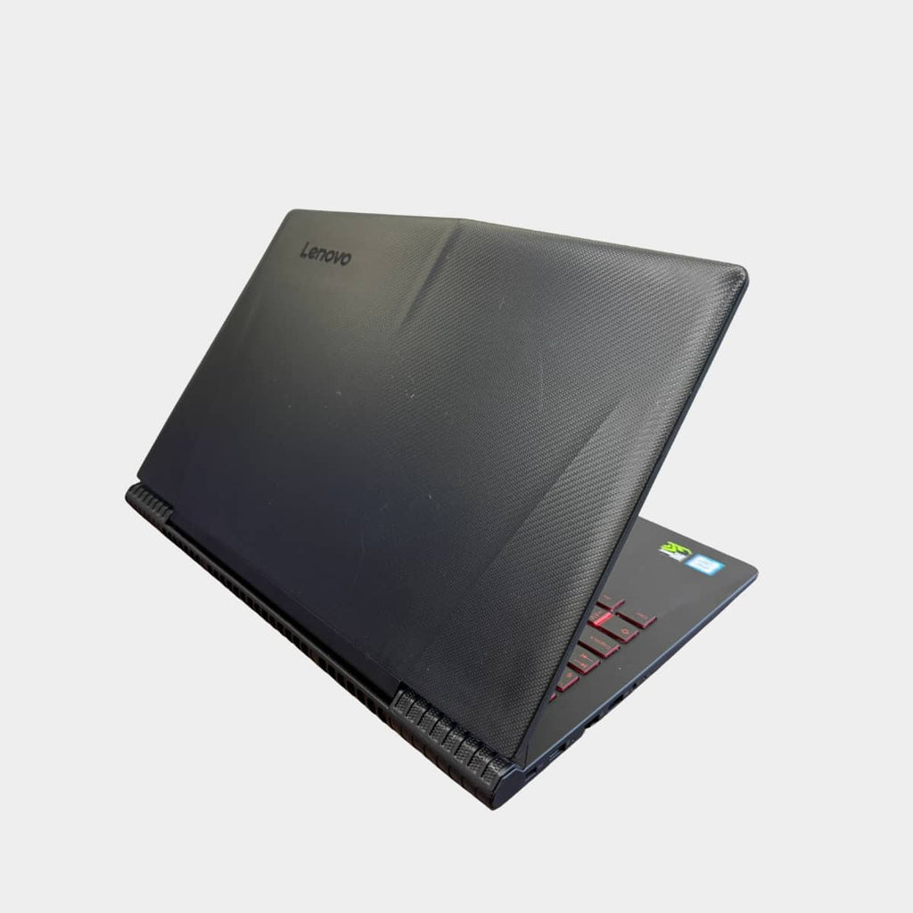 Lenovo Y520 dešinė pusė, USB ir LAN jungtys
