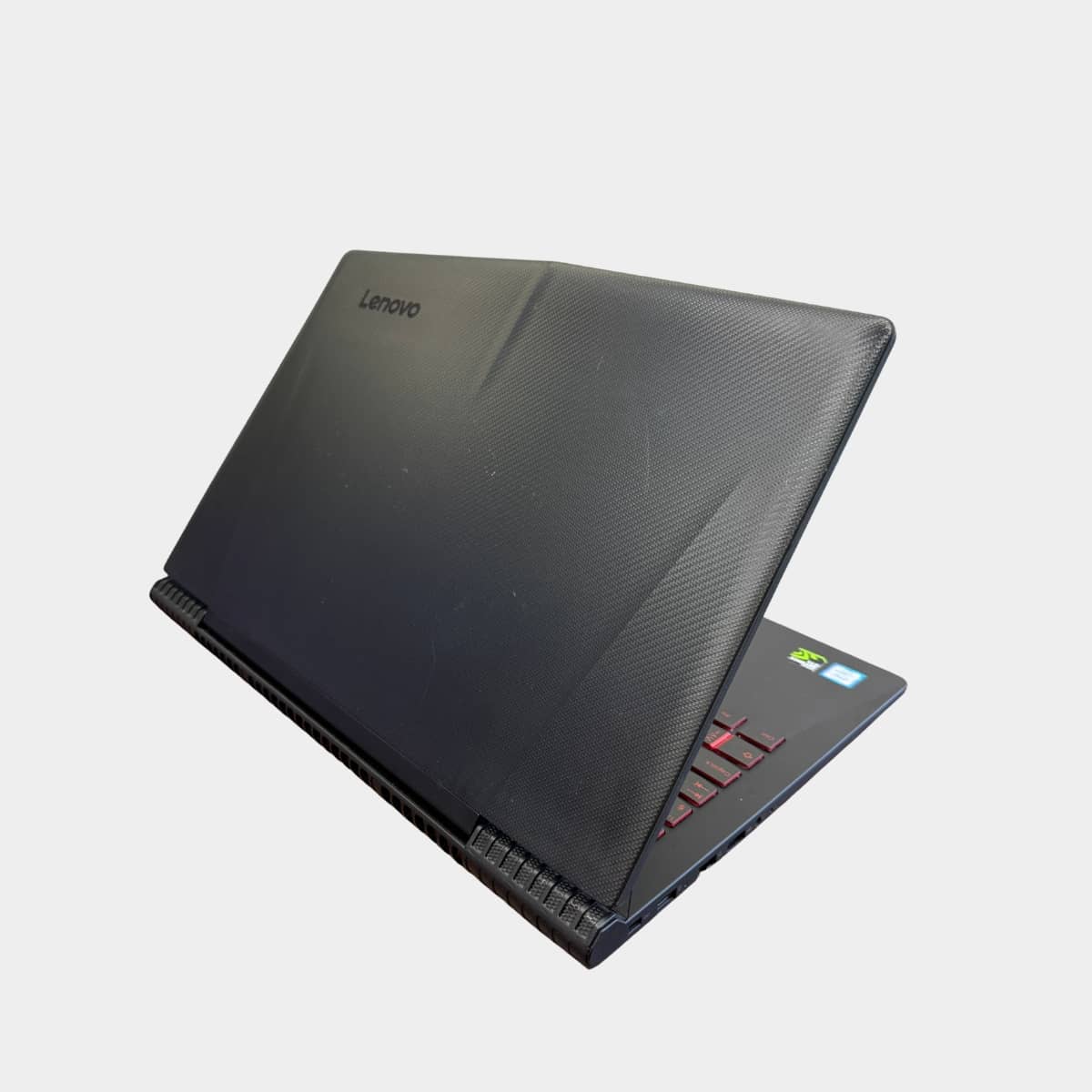 Lenovo Y520 dešinė pusė, USB ir LAN jungtys