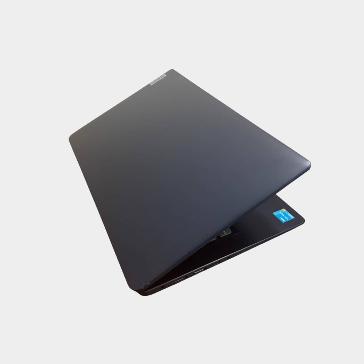 Lenovo IdeaPad 3-14ITL6 kairės pusės jungtys su USB ir HDMI