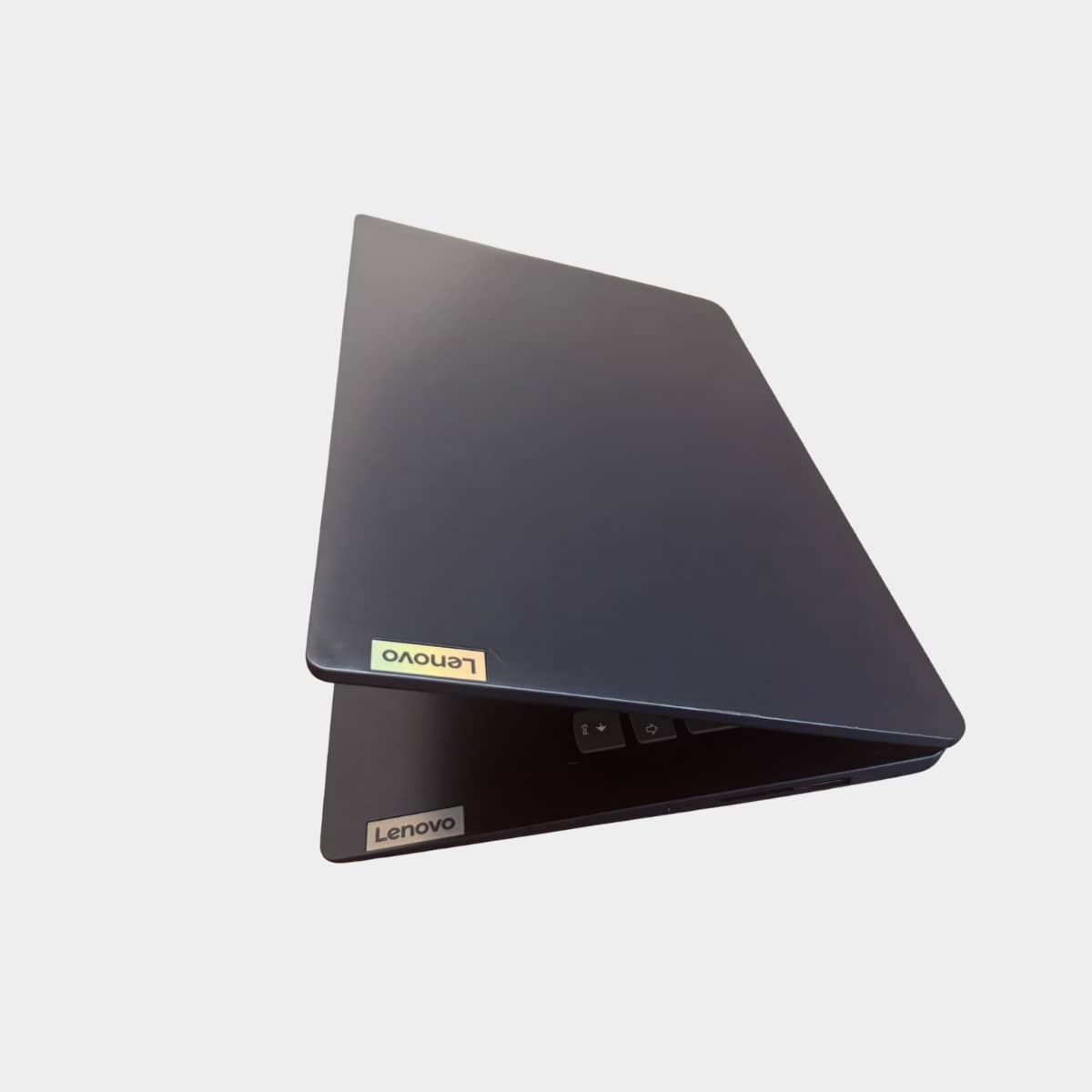 Lenovo IdeaPad 3-14ITL6 dešinė pusė su jungtimis