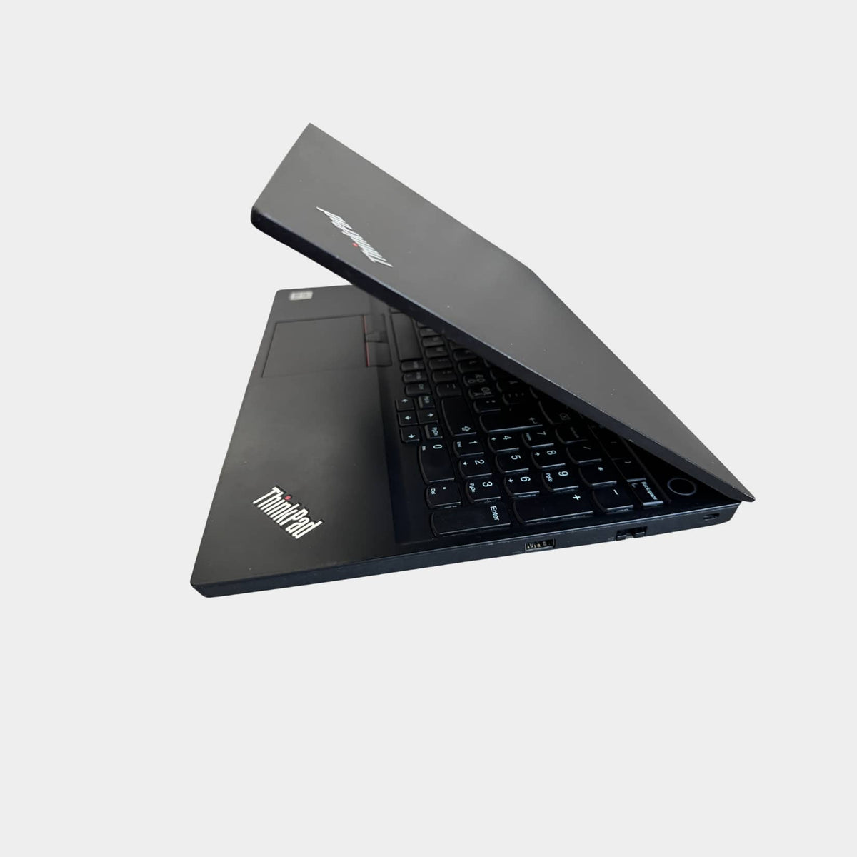 Lenovo ThinkPad E15 kairė pusė, USB-C ir HDMI jungtys