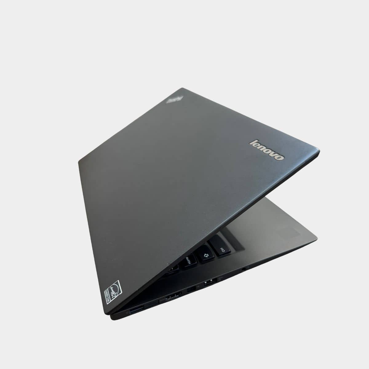 Lenovo ThinkPad X1 Carbon premium verslo klasės ultrabook su apšviesta klaviatūra.