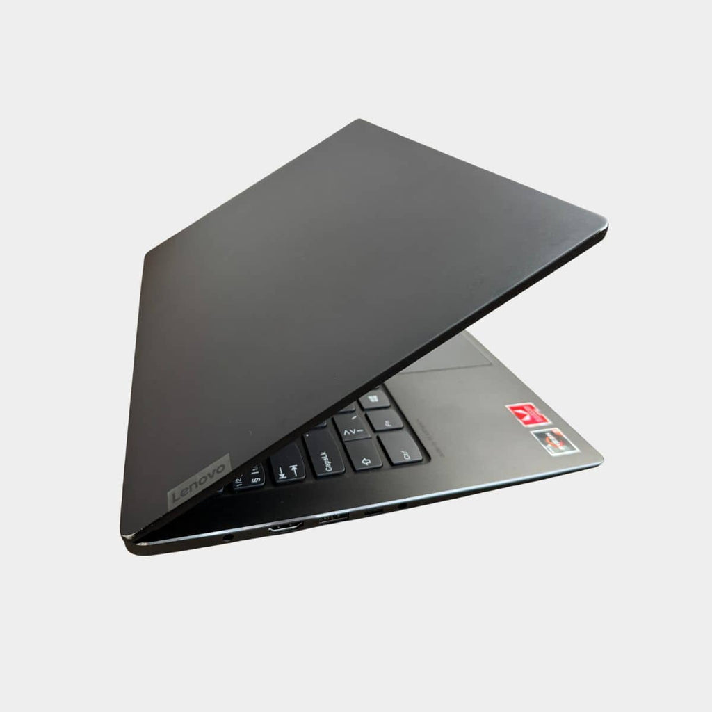 Lenovo IdeaPad 530S-14ARR metalinis korpusas ir apšviesta klaviatūra.