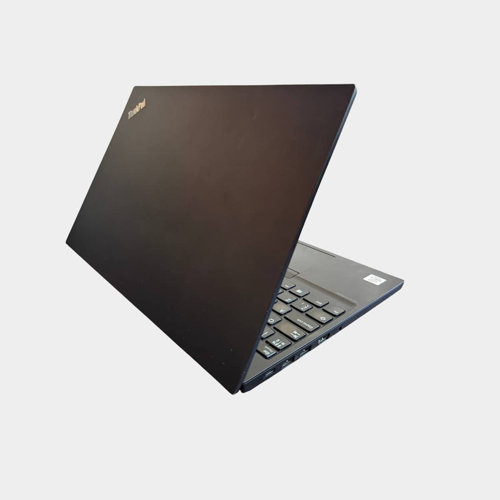 Lenovo ThinkPad E15 dešinė pusė, USB ir LAN jungtys