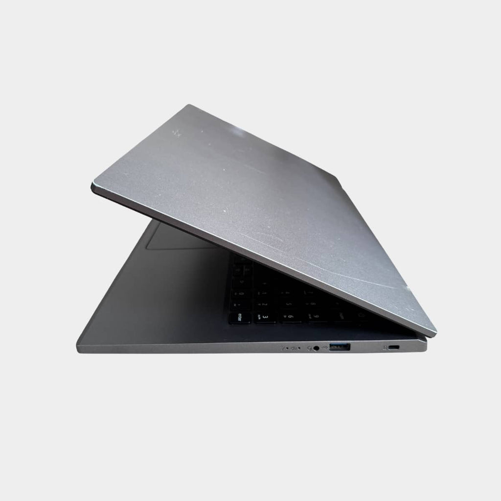 Acer Extensa 15 EX215-23 kairė pusė, USB-C ir HDMI jungtys