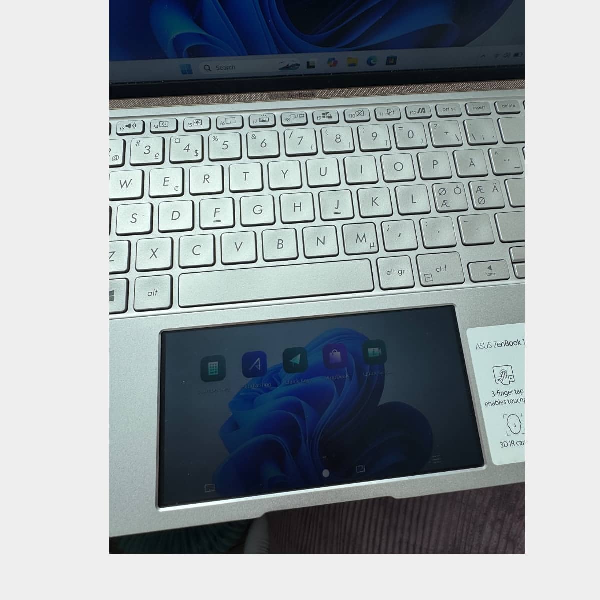 ASUS ZenBook UX434FAC su veikiančiu ScreenPad papildomu ekranu