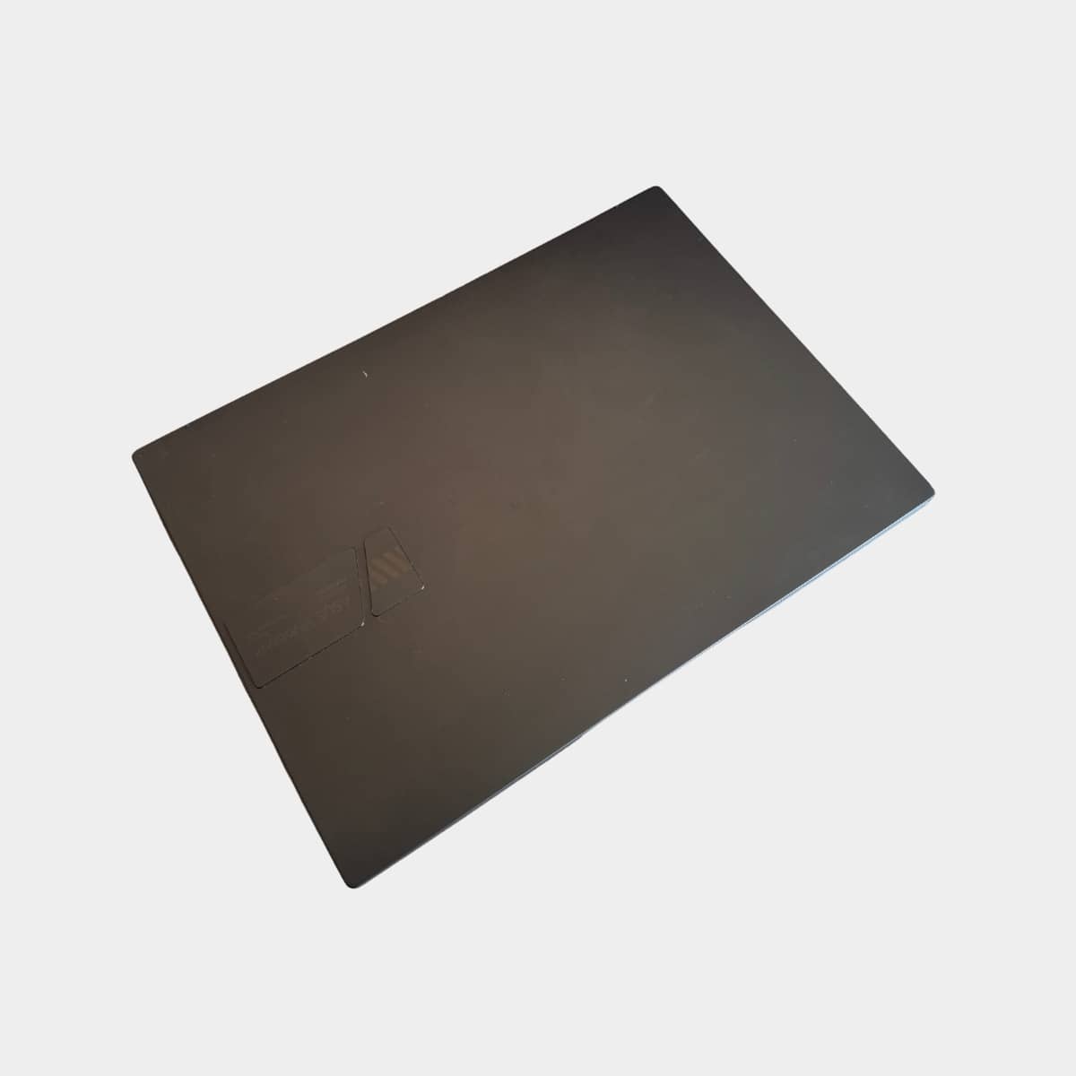 ASUS VivoBook K3402ZA uždarytas, modernus kompaktiškas nešiojamas kompiuteris