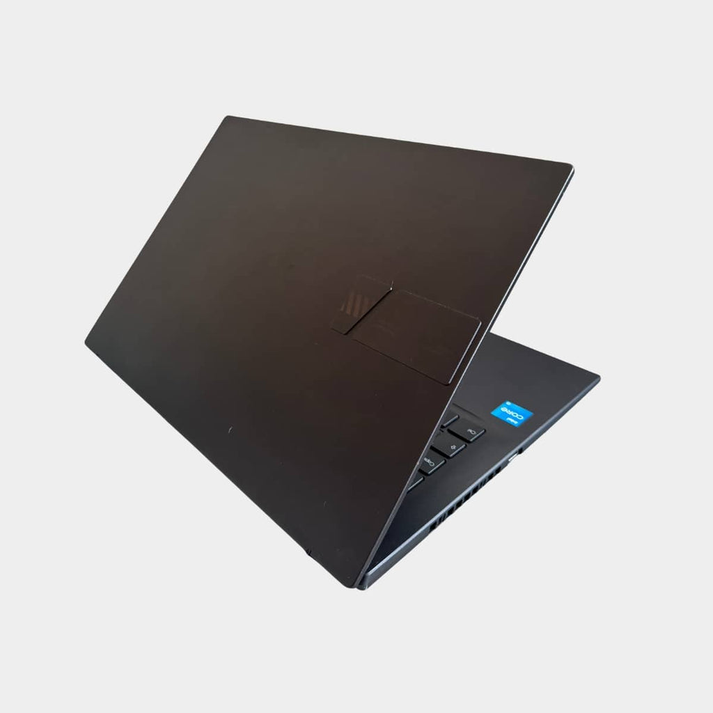 ASUS VivoBook K3402ZA kairė pusė, USB-C ir HDMI jungtys