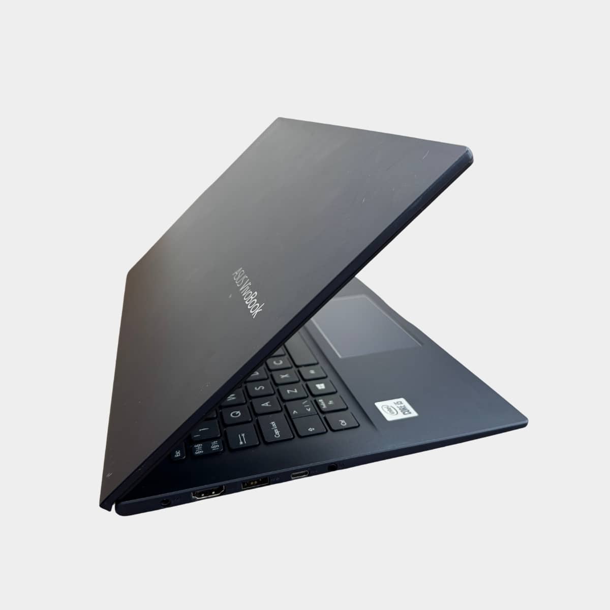 ASUS VivoBook X421JAY Harman Kardon garso sistema, vaizdas iš arti