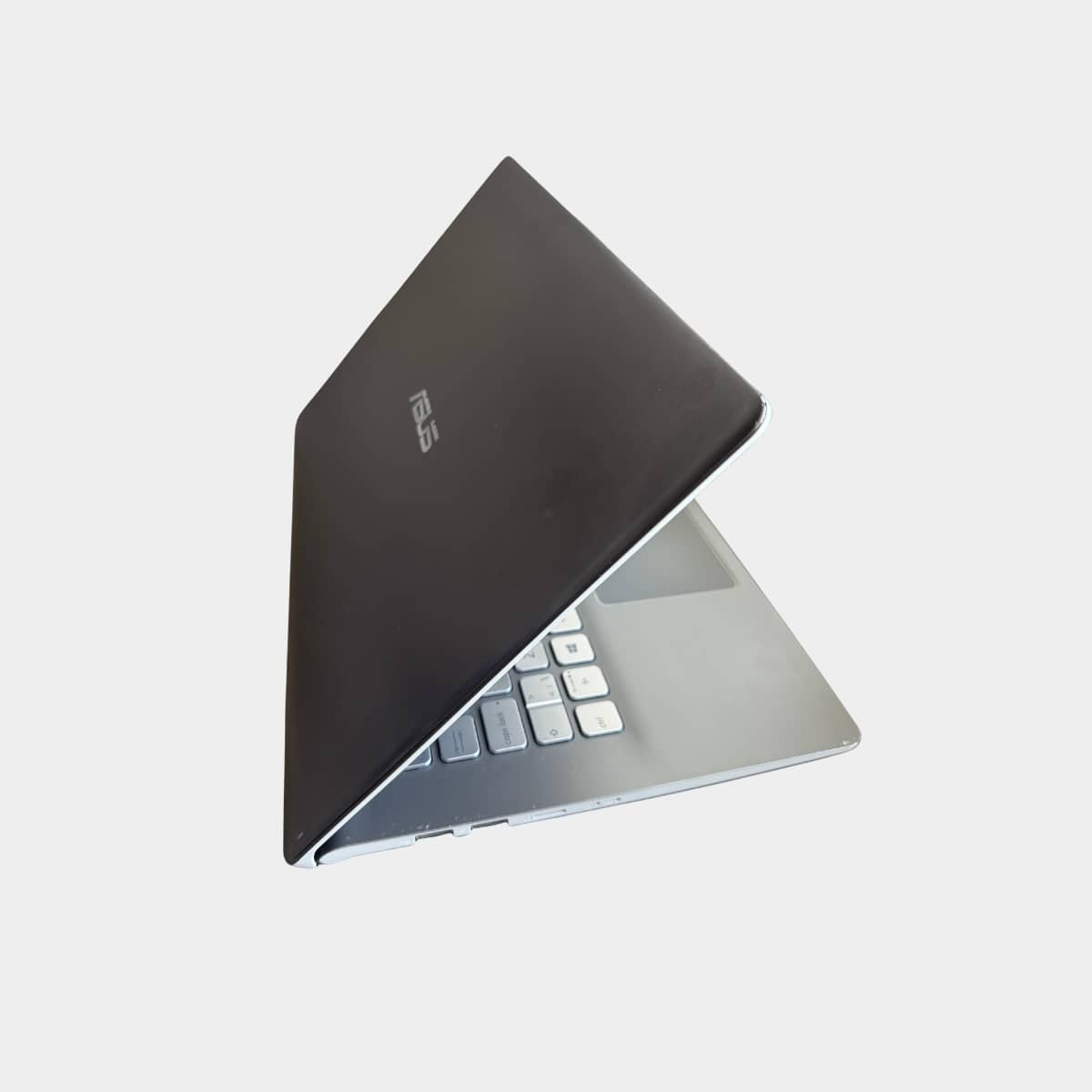 ASUS X430FA kairė pusė, USB-C ir HDMI jungtys