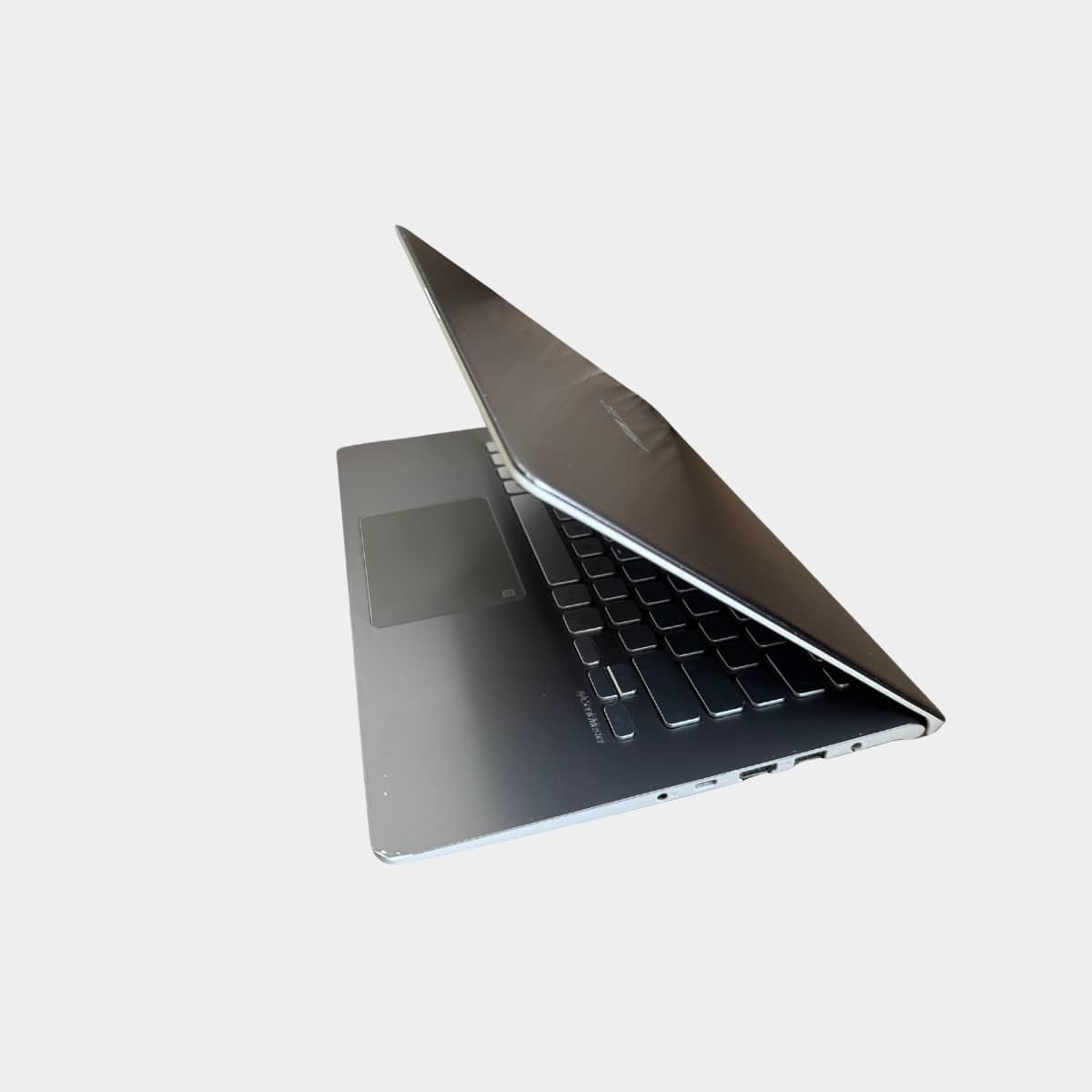 ASUS X430FA dešinė pusė, USB ir audio jungtys