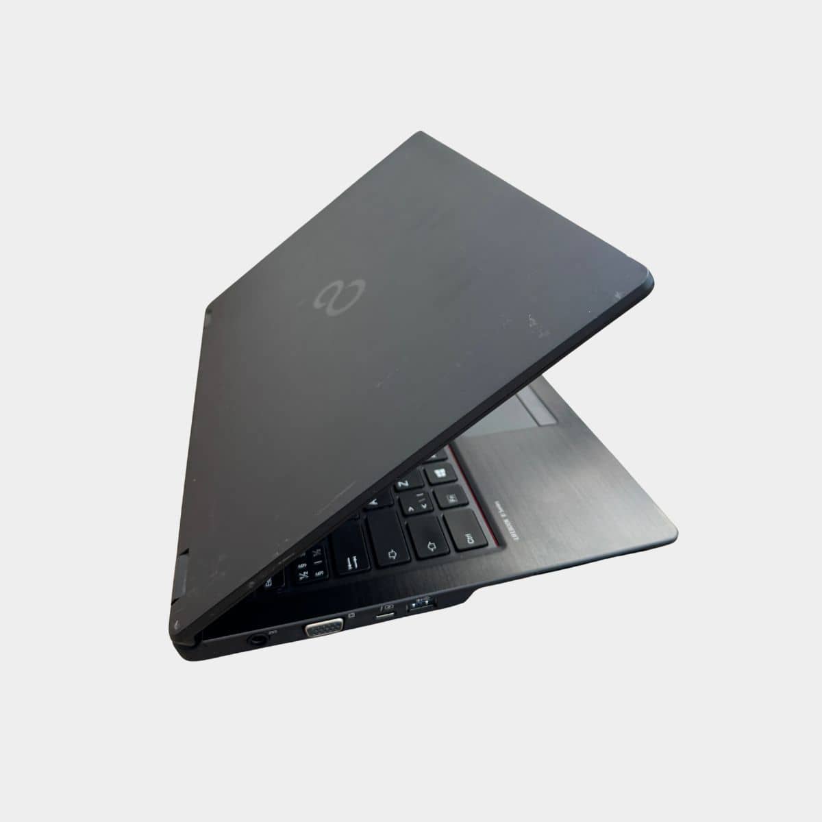 Fujitsu LIFEBOOK U7410 verslo klasės nešiojamas kompiuteris su apšviesta klaviatūra.