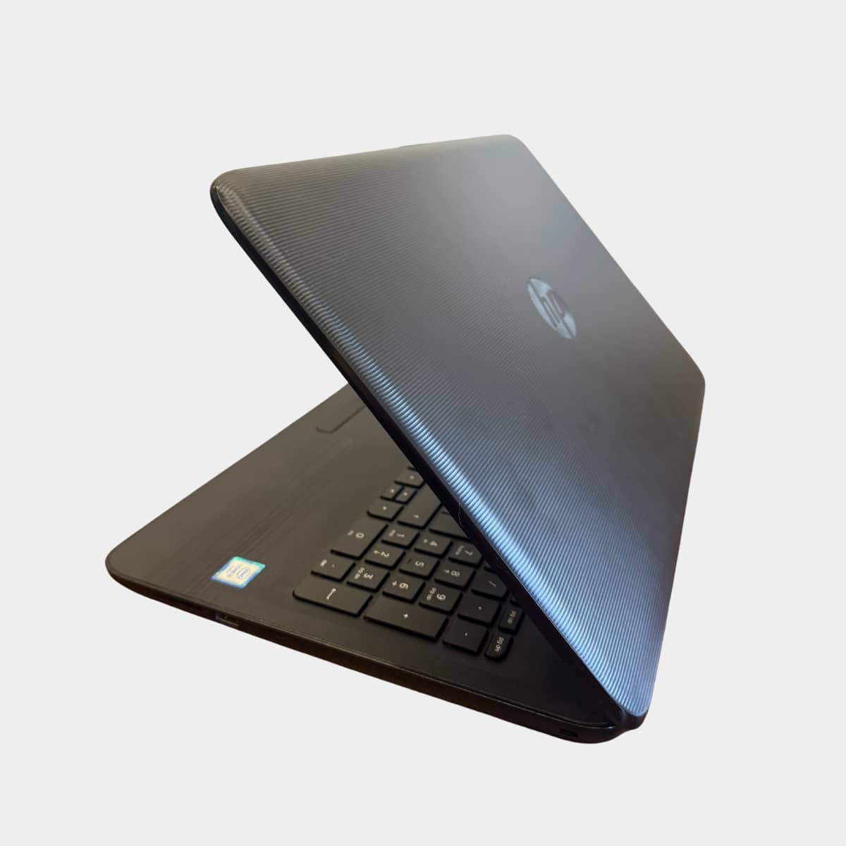 HP 15-ay038no kairė pusė, USB ir HDMI jungtys