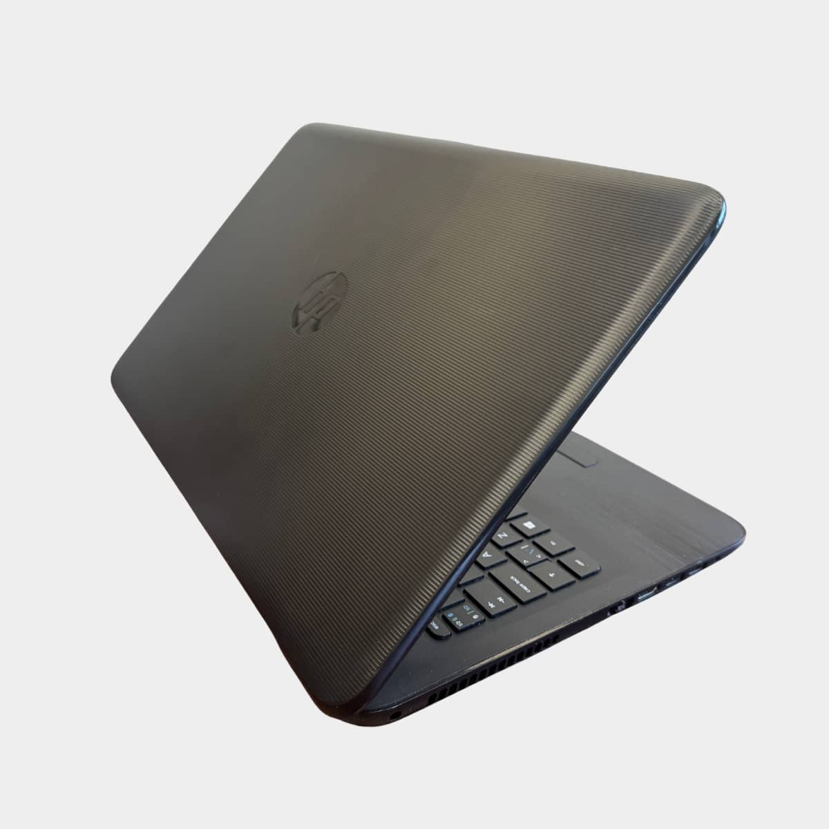 HP 15-ay038no dešinė pusė, USB ir LAN jungtys