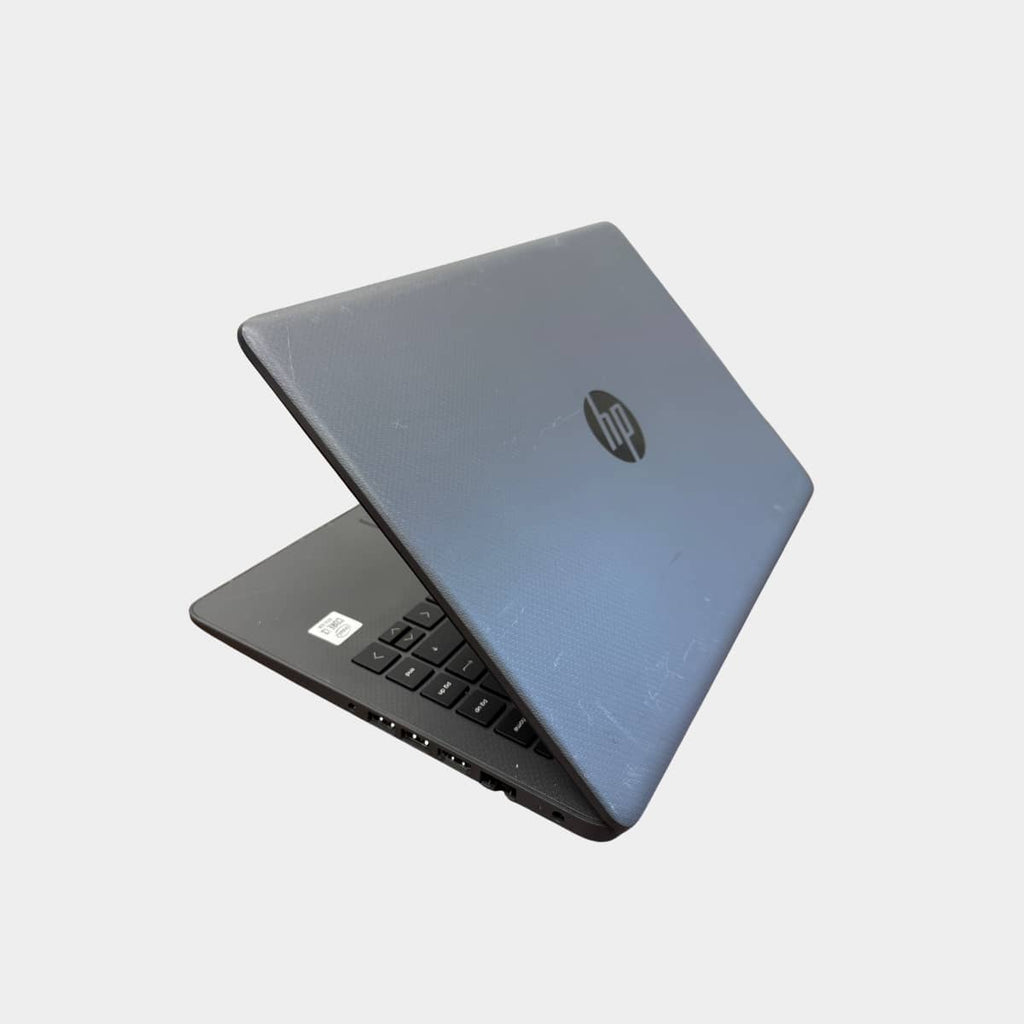 HP 240 G8 kairė pusė, USB-C ir HDMI jungtys