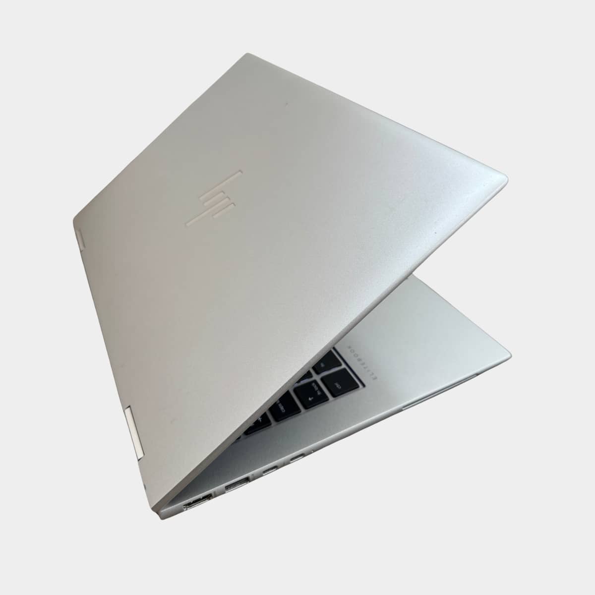 HP Elite x360 1040 G9 premium verslo klasės 2-in-1 kompiuteris su apšviesta klaviatūra.